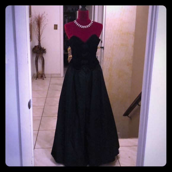 Zum Zum by Niki Livas Dresses & Skirts - Strapless black evening gown